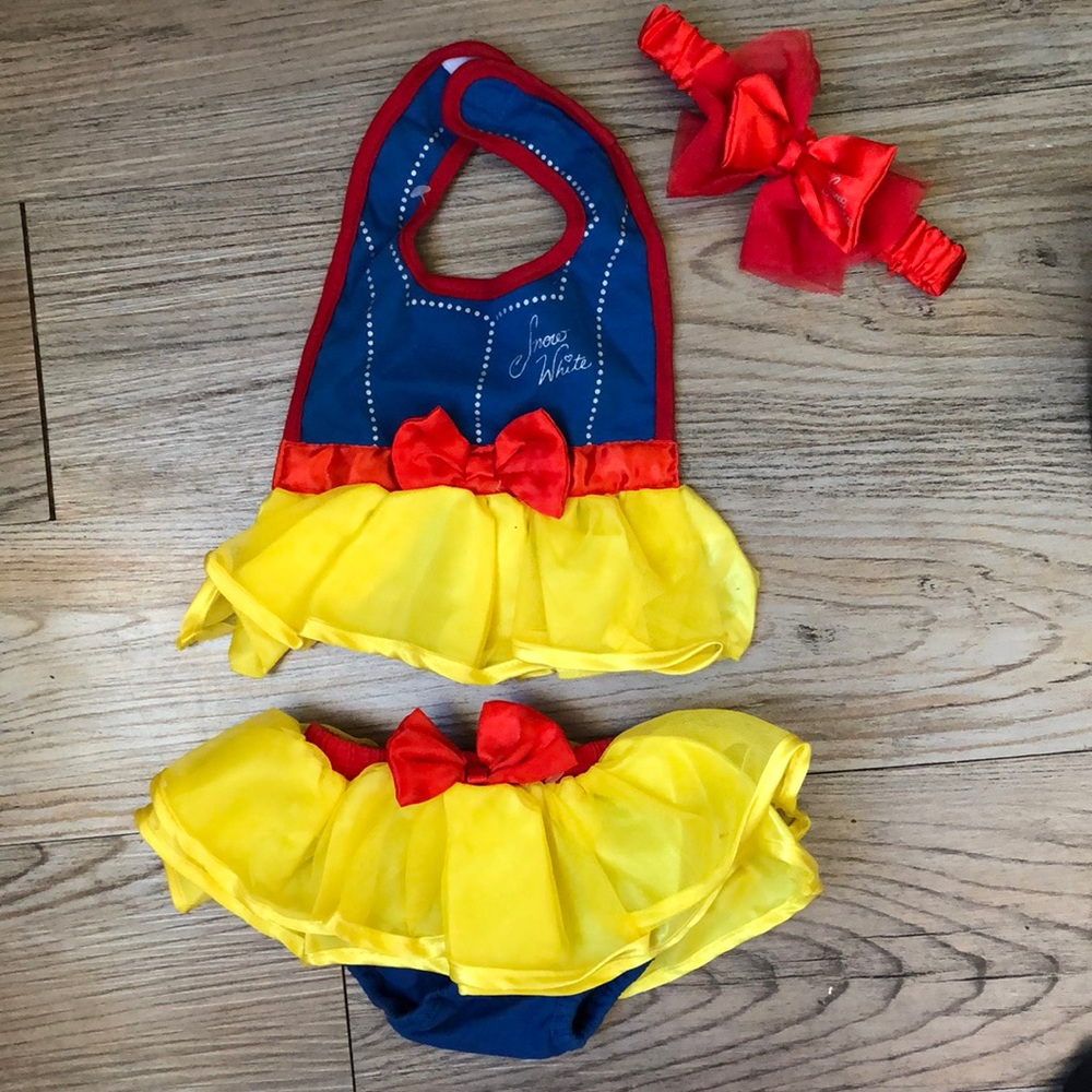 Disney bib set